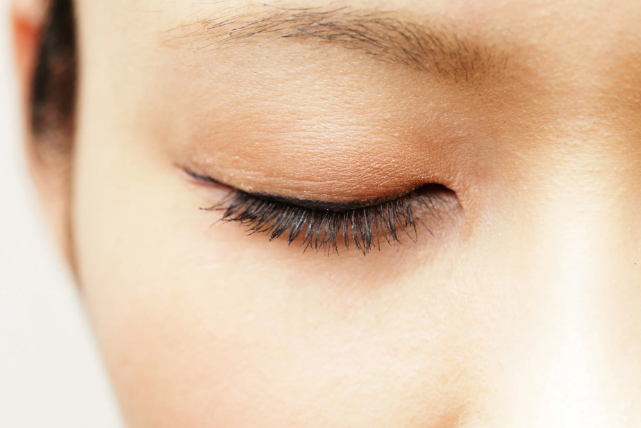 二重埋没手術のメリットとデメリット